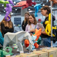 4 Frauen schauen sich gebastelte Tiere an.