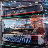 Ein Mann schaut sich Lokomotiven in einer Vitrine an