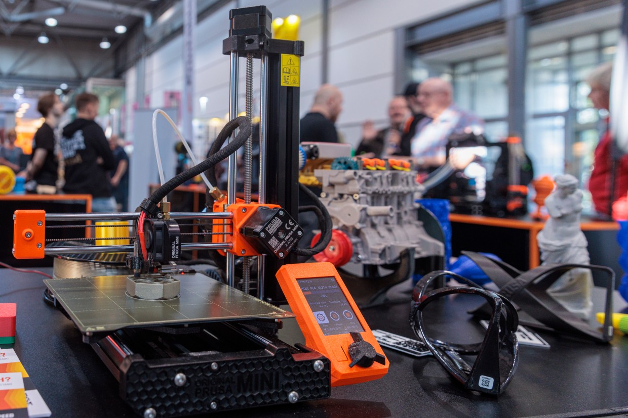 Ein 3D-Drucker mitten im Druck.