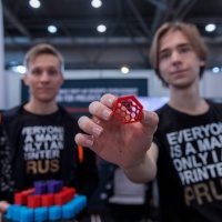 Zwei Personen halten 3D gedruckte Warben. Eine Person hält eine Warbe vor die Kamera.