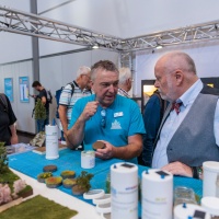 2 Männer unterhalten sich beim Modellbau.