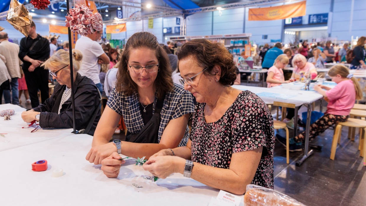 2 Frauen basteln an Rüschen.