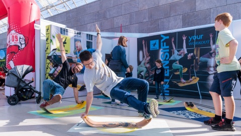 2 Männer turnen auf einem Sportgerät rum.