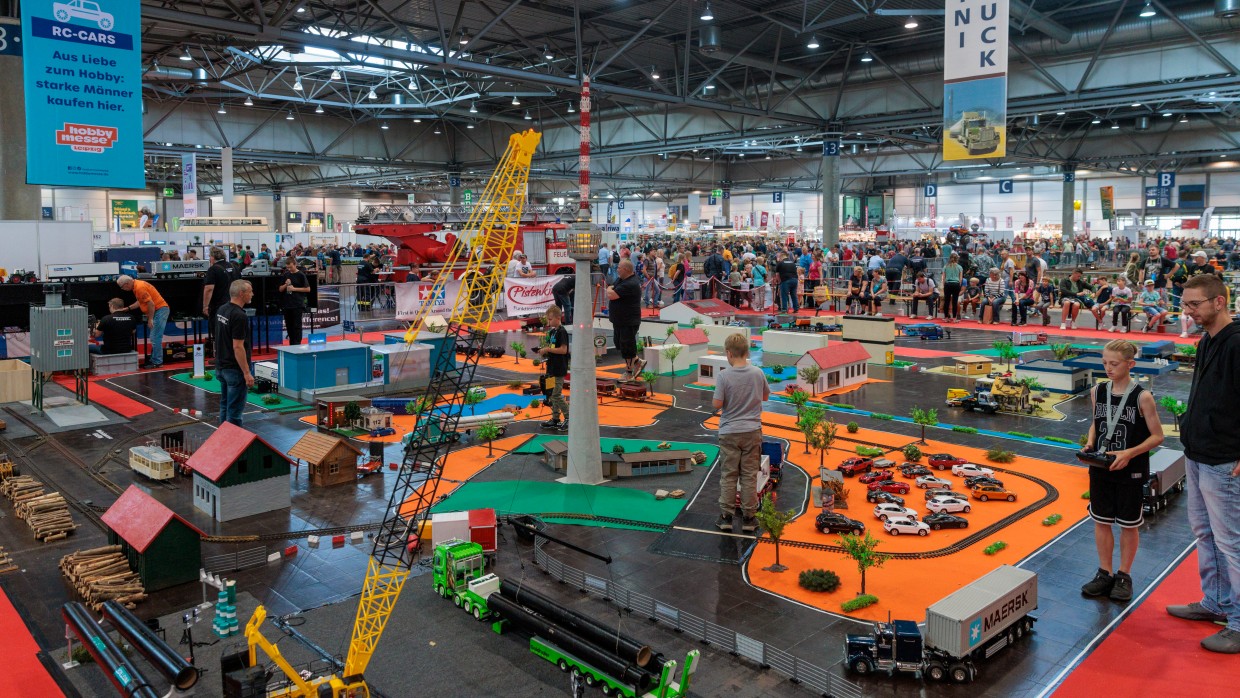 Eine große Austellung an RC LKWs und einer großen Anzahl an Modellen.