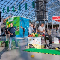 Zwei Männer spielen mit einem Tennis Trainer.