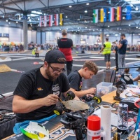 Ein Mann und ein Junge bauen an Ferngesteuerten Autos.
