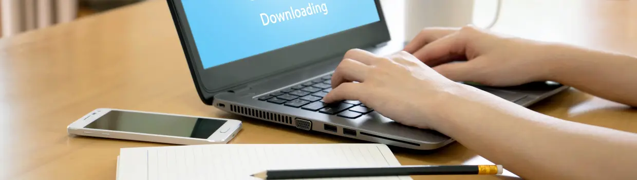 Eine Person die auf einem Laptop schreibt.