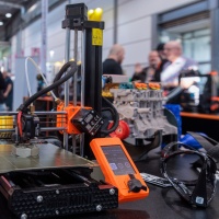 Ein 3D-Drucker mitten im Druck.