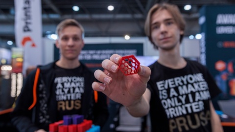 Zwei Personen halten 3D gedruckte Warben. Eine Person hält eine Warbe vor die Kamera. Zwei Personen halten 3D gedruckte Warben. Eine Person hält eine Warbe vor die Kamera.