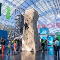 Eine Kletterwand in der Glashalle der Leipziger Messe.