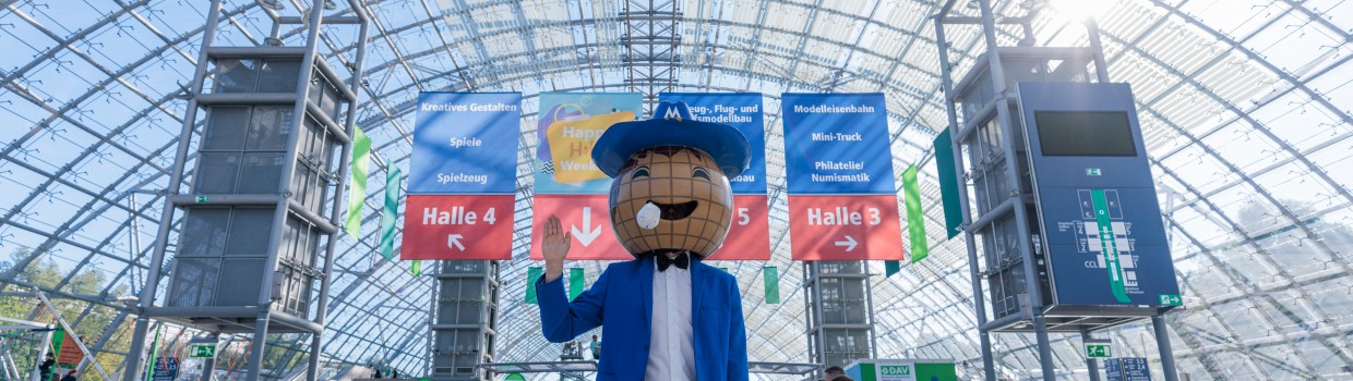 Das Messemännchen der Leipziger Messe steht in der Glashalle der Leipziger Messe.