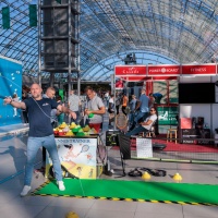 Ein Mann spielt Tennis mit einem Schläger.