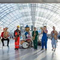 Zur Eröffnung der modell‐hobby‐spiel 2021 spielte Brass Band Hot Stuff.