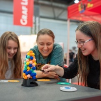 Spielefans am Stand von Amigo