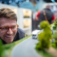 Ein Mann schaut sich eine Miniatur Landschaft an.