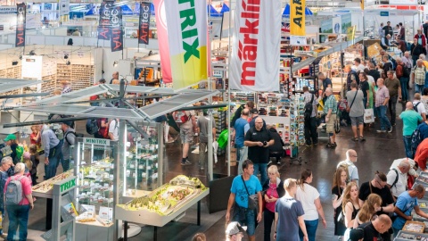 Blick von oben auf die Messehalle 3 mit ihren Modelleisenbahnständen und dem Besucherandrang. 