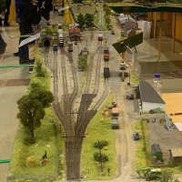 Die H0-Anlage der Eisenbahnfreunden Berlin schafft mit etwa 20 Metern Länge einen Einblick in die Altmark, wie sie zu Beginn bis Mitte der 1960er Jahre war. 