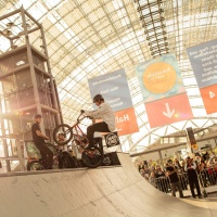 Hochhinaus auf zwei Rädern: BMX‐Fahrer auf der Rampe in der Glashalle 